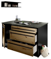 Kücheninsel mit Holzfronten und schwarzer Arbeitsplatte, offene Schubladen und Schranktür, seitliche Perspektive