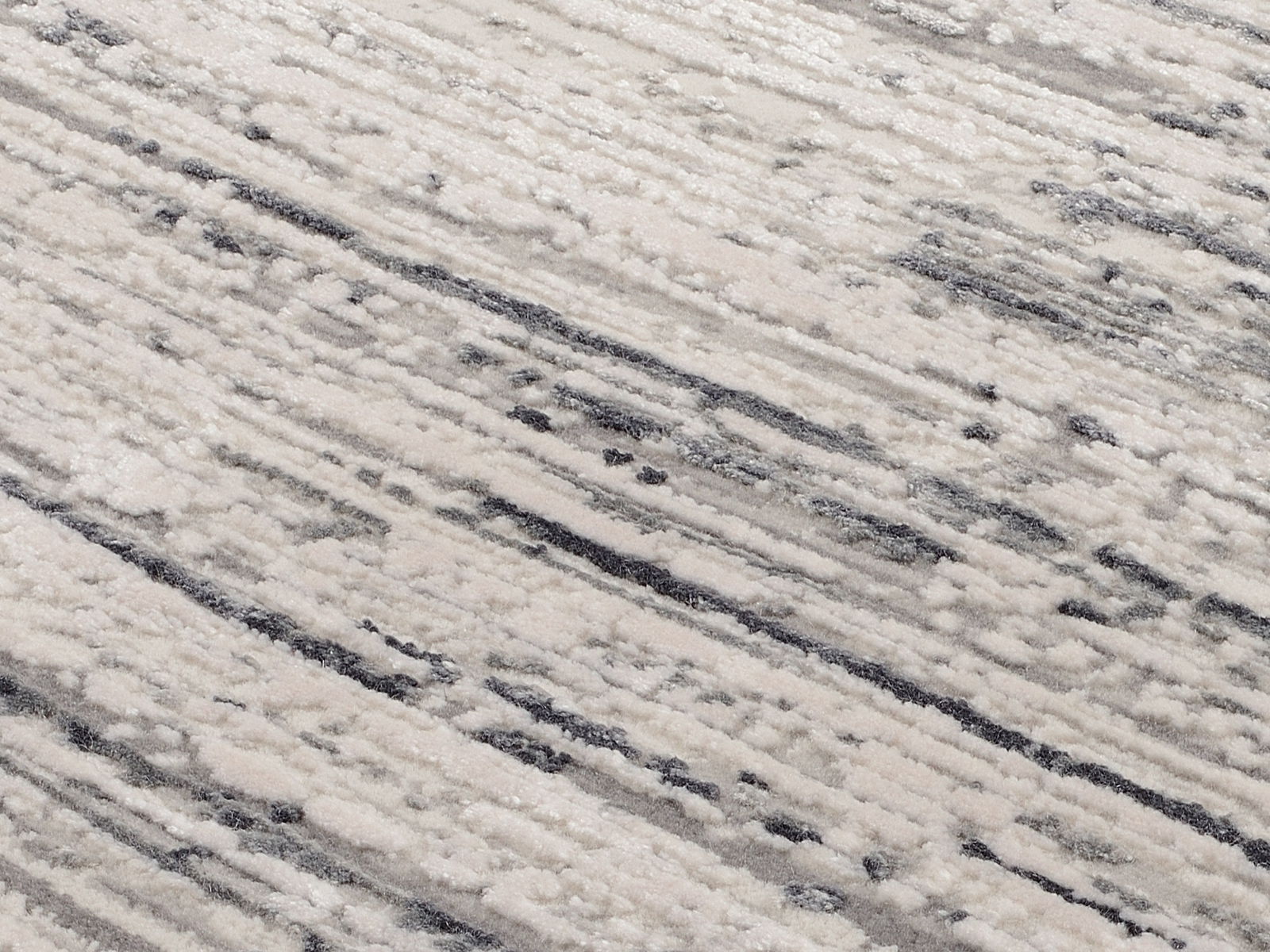 Nahaufnahme eines Designer-Teppichs mit grauen und weißen Streifen, diagonale Perspektive