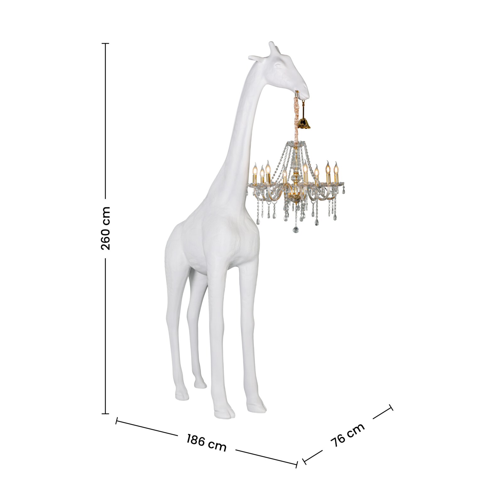 Weiße Giraffen-Standfigur (ca. 260 cm hoch) mit hängendem Kristall-Kronleuchter, freigestellt auf weißem Hintergrund, Frontansicht in leichter Seitenperspektive