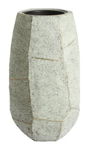 Grote, gestructureerde betonnen pot met een geometrisch patroon, van voren gefotografeerd.
