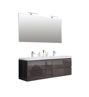 Moderne Badkombination mit großem Spiegel und Doppelwaschbecken, seitliche Perspektive