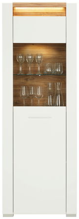 Vitrine mit Glasböden und Beleuchtung, frontal fotografiert, gefüllt mit Gläsern und Karaffen.