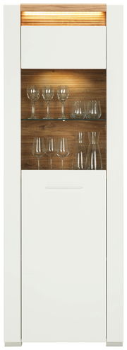 Vitrine mit Glasböden und Beleuchtung, frontal fotografiert, gefüllt mit Gläsern und Karaffen.