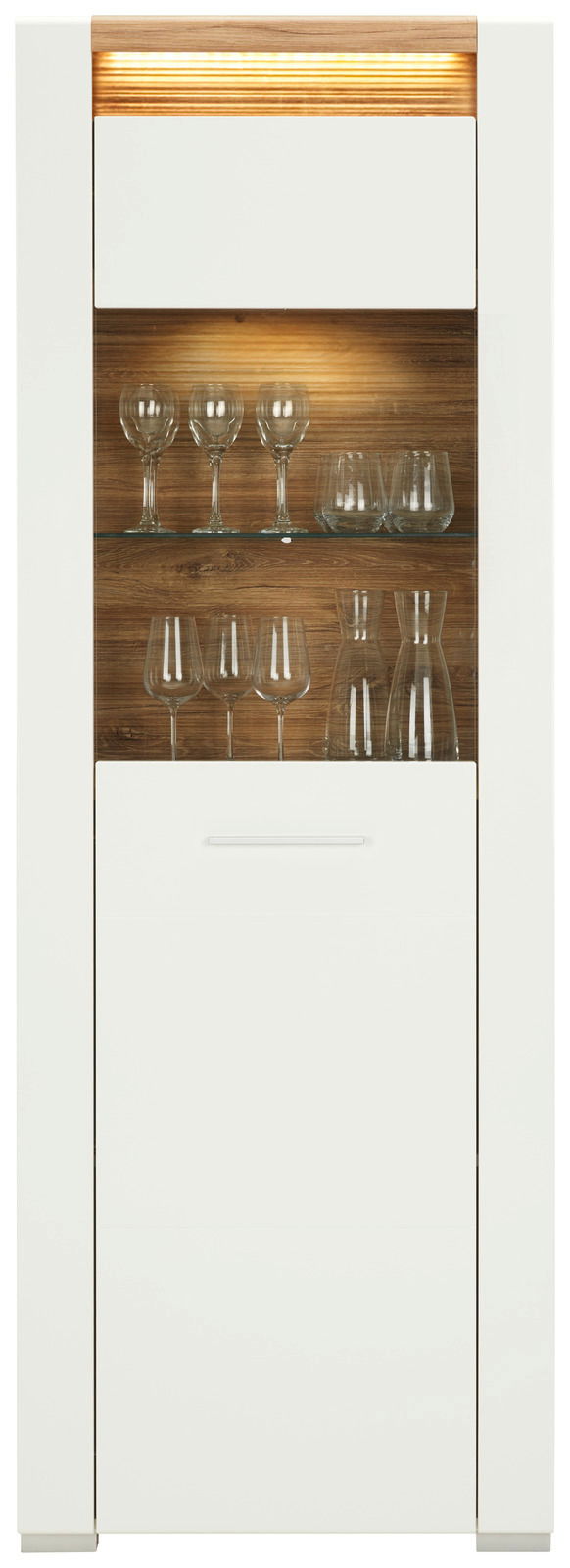 Vitrine mit Glasböden und Beleuchtung, frontal fotografiert, gefüllt mit Gläsern und Karaffen.