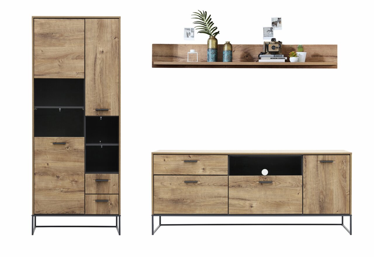 Moderne Wandkombination aus Holz mit schwarzem Akzent, bestehend aus einem hohen Schrank, einem niedrigen Sideboard und einem Wandregal. Frontalansicht.