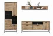 Moderne Wandkombination aus Holz mit schwarzem Akzent, bestehend aus einem hohen Schrank, einem niedrigen Sideboard und einem Wandregal. Frontalansicht.
