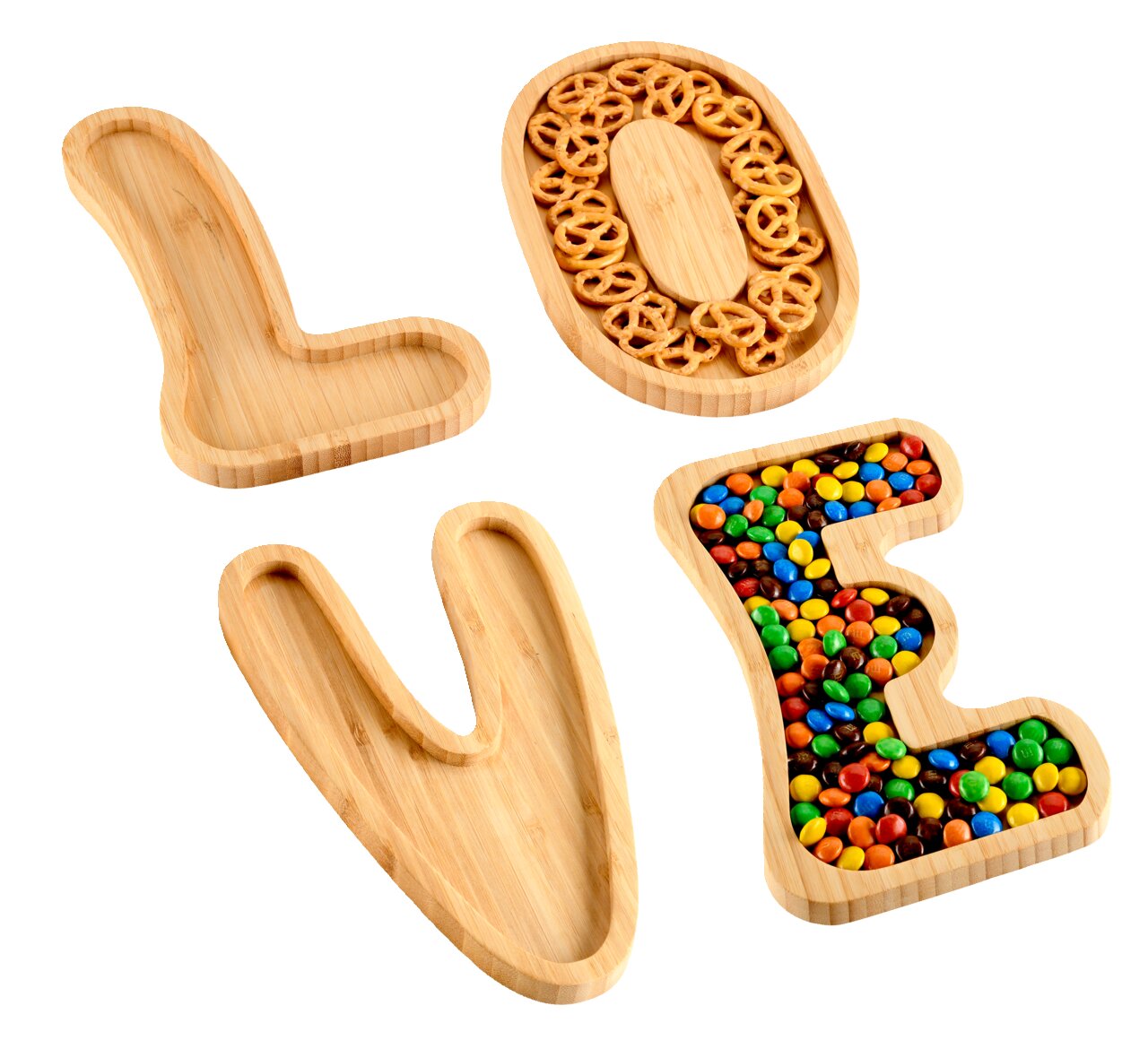 Servierbretter aus Bambus in Form der Buchstaben L, O, V, E, gefüllt mit Snacks, von oben betrachtet.