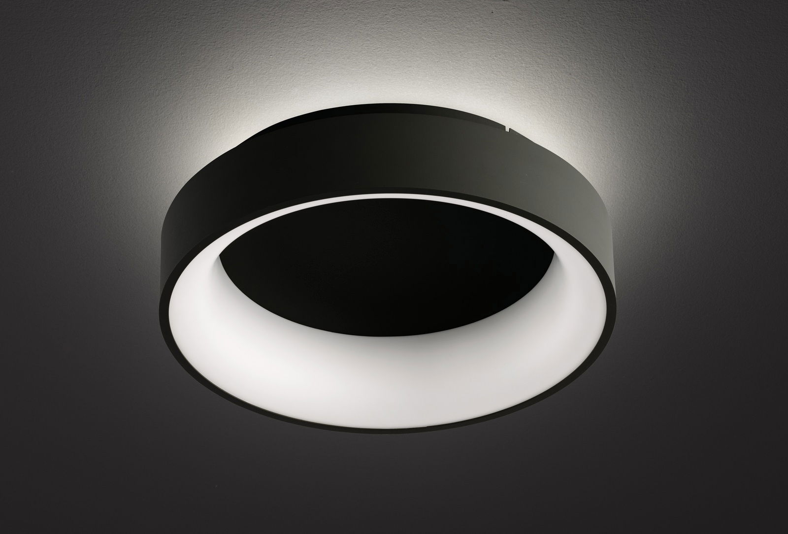 Moderne Deckenleuchte SHAY von WOFI in schwarzem Design, seitliche Perspektive