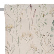 Fertigvorhang mit zartem Blumenmuster in Pastellfarben, Nahaufnahme von vorne