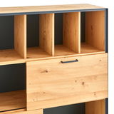 Nahaufnahme eines Regal-Schiebetürenschranks aus Holz mit mehreren Fächern und einer Schiebetür, Perspektive von vorne.