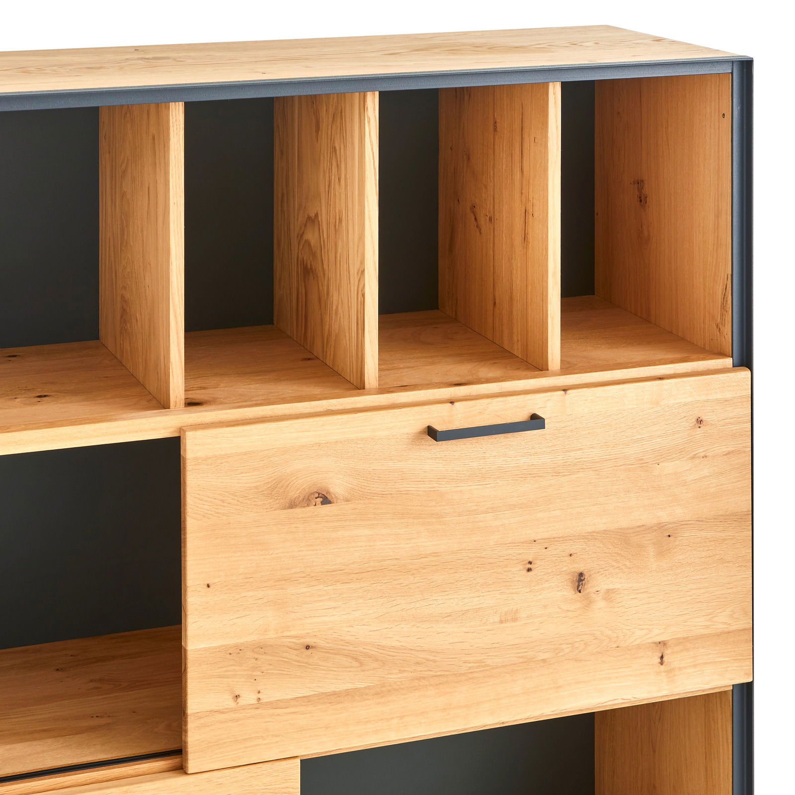 Nahaufnahme eines Regal-Schiebetürenschranks aus Holz mit mehreren Fächern und einer Schiebetür, Perspektive von vorne.