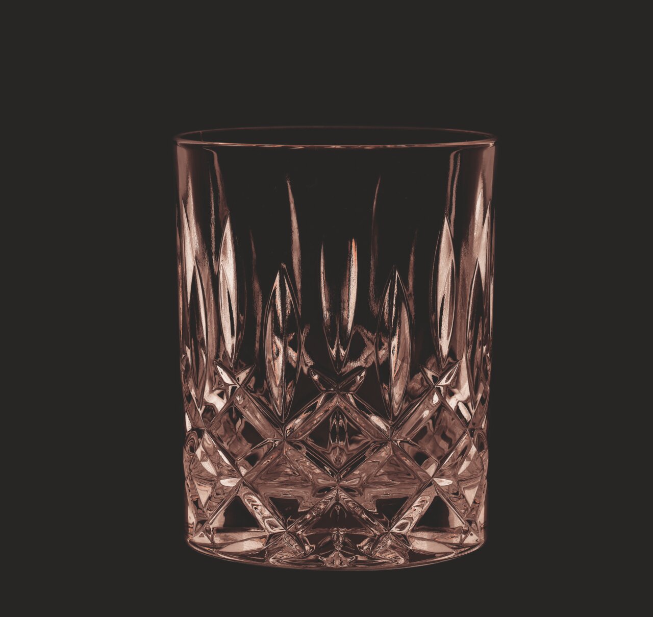 Kristallglas mit elegantem Schliffmuster, frontal fotografiert