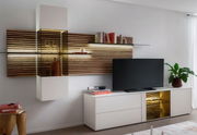 Moderne Wandkombination mit Holz- und Glaselementen, TV-Schrank und Dekorationen, seitliche Perspektive