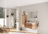 Moderne Badkombination mit Holzoptik, bestehend aus einem Waschtisch mit Schubladen und einem großen Spiegel, seitliche Perspektive.