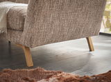 Nahaufnahme eines Ecksofas mit strukturiertem Stoffbezug und Holzbeinen, seitliche Perspektive.