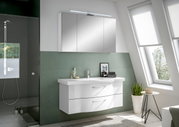 Moderne Badezimmeransicht mit weißem Waschtisch und Spiegelschrank, seitliche Perspektive