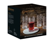Vier Longdrinkgläser im Ethno-Design auf einem Holztisch, eines gefüllt mit rotem Getränk, seitliche Perspektive.
