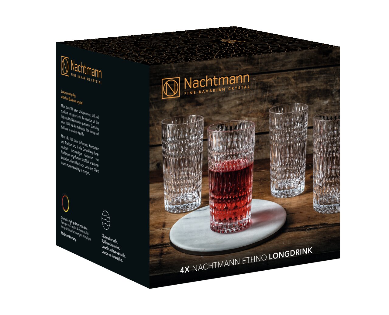 Vier Longdrinkgläser im Ethno-Design auf einem Holztisch, eines gefüllt mit rotem Getränk, seitliche Perspektive.