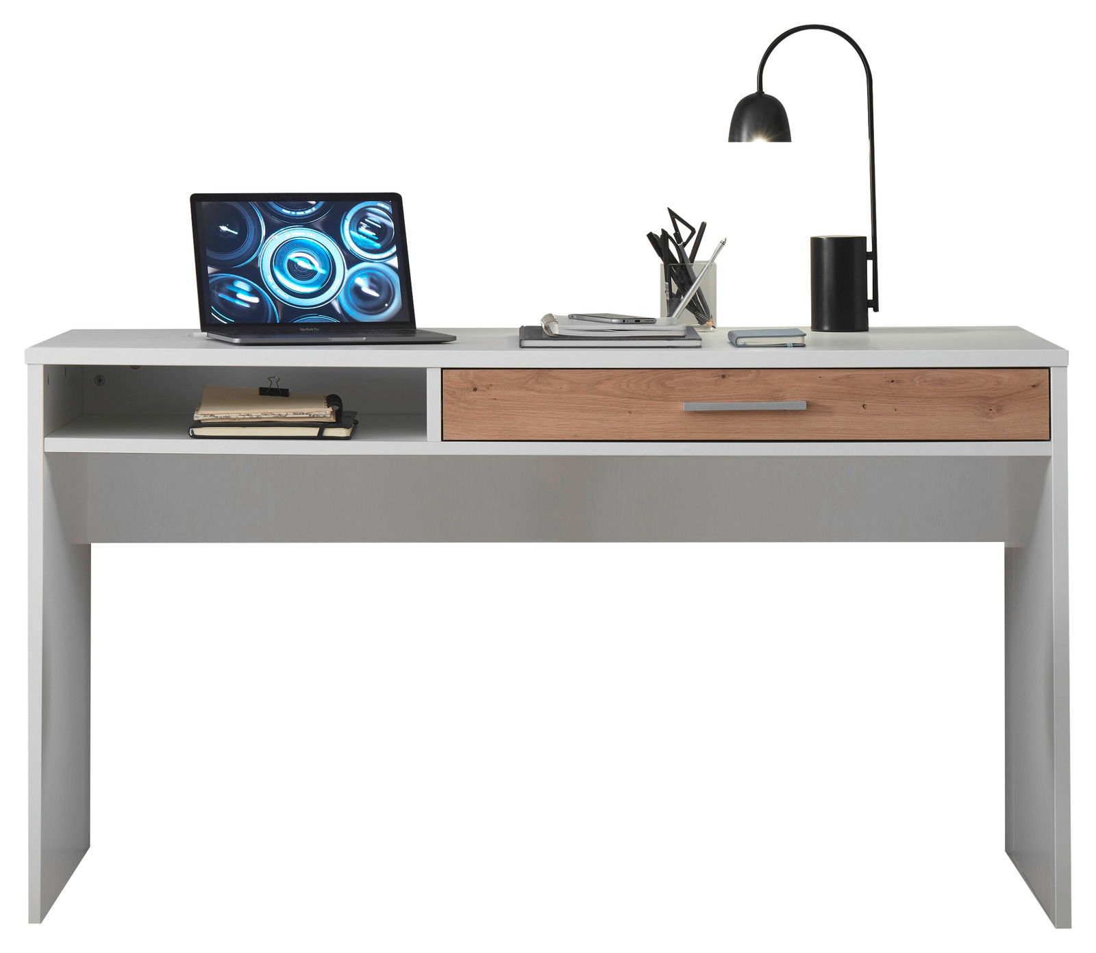 BOXXX Schreibtisch FILOU Moderner Schreibtisch mit weißer Oberfläche, Holzschublade und offener Ablage, frontal betrachtet. Auf dem Tisch stehen ein Laptop, eine Lampe und Schreibutensilien.