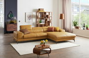 Moderne Longchairkombination in senfgelbem Leder, perspektivisch von vorne rechts fotografiert, in einem stilvoll eingerichteten Wohnzimmer mit Holzboden und großen Fenstern.