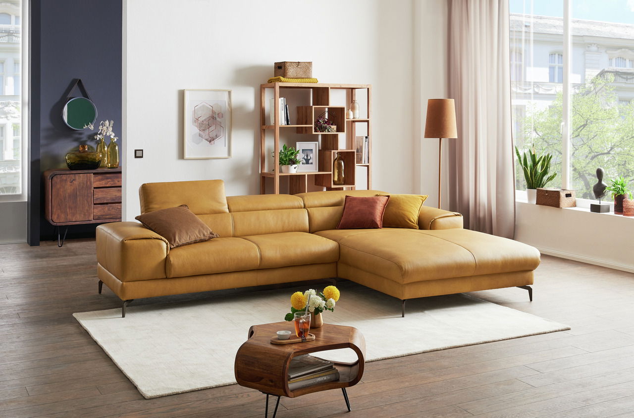 W. Schillig Longchairkombination 21106 PIEDROO Moderne Longchairkombination in senfgelbem Leder, perspektivisch von vorne rechts fotografiert, in einem stilvoll eingerichteten Wohnzimmer mit Holzboden und großen Fenstern.