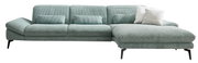 Grüne Longchairkombination mit geripptem Stoffbezug, bestehend aus einem Sofa mit drei Sitzplätzen und einer rechtsseitigen Liegefläche. Perspektive von vorne.