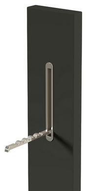 Schwarzes Garderobenpaneel mit ausklappbarer Metallleiste, seitliche Perspektive