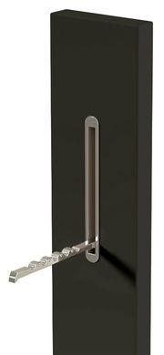 Schwarzes Garderobenpaneel mit ausklappbarer Metallleiste, seitliche Perspektive