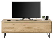 Frontale Ansicht eines kleinen TV-Lowboards aus Holz mit schwarzem Metallgestell, darauf ein Flachbildfernseher und Dekoration.