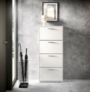 Moderner weißer Schuhkipper mit vier Klappen, frontal fotografiert, in einem stilvollen Raum mit grauer Wand und Dekoration.