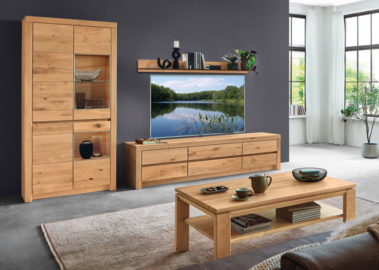 Wöstmann Markenmöbel Wandkombination SOLEO 3000 Wohnzimmermöbel-Set aus Holz mit Vitrine, TV-Board und Couchtisch in moderner, heller Umgebung. Perspektive von vorne.