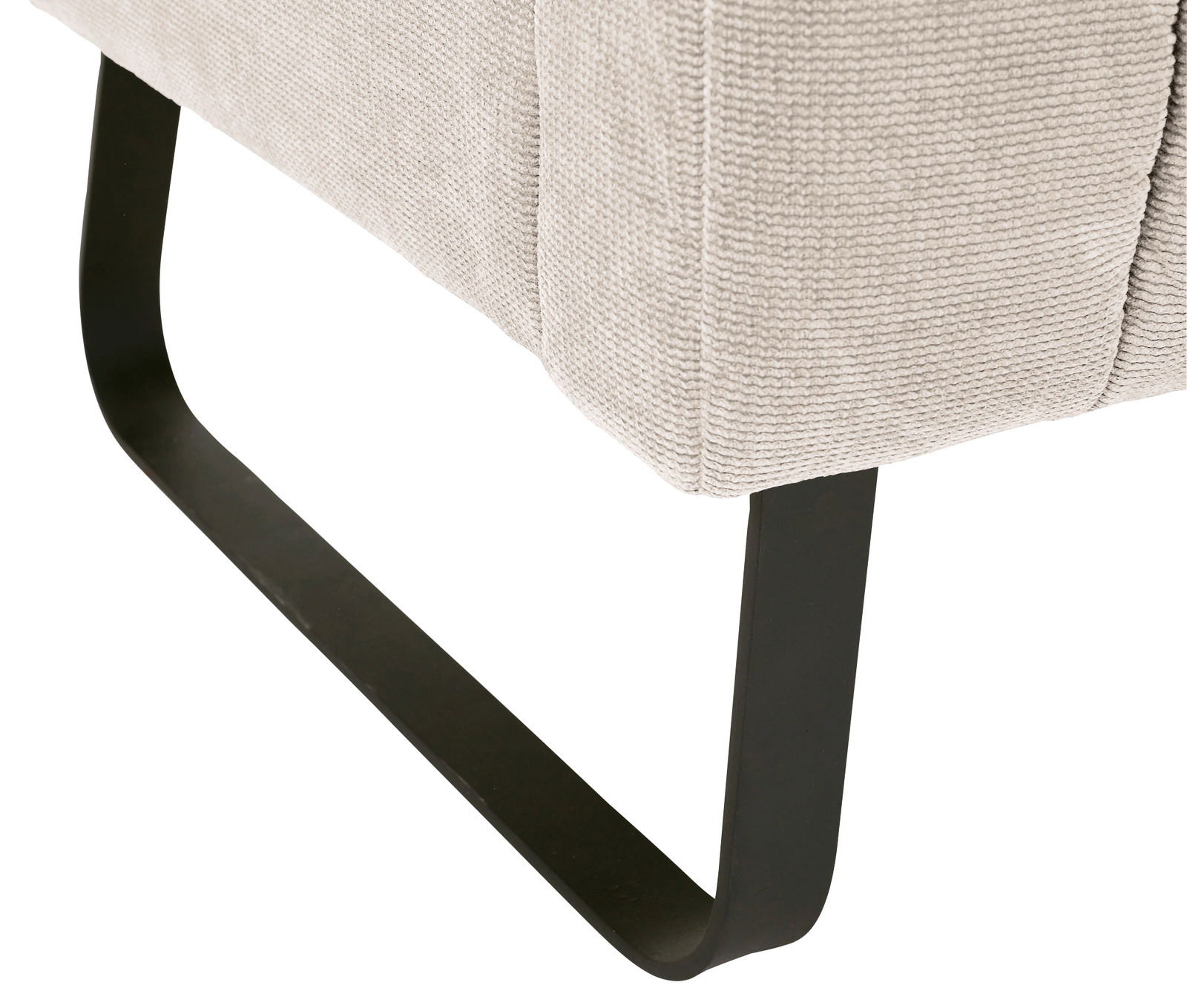 Nahaufnahme der unteren Ecke einer 2,5er-Sitzbank mit schwarzem Metallfuß und hellgrauem Stoffbezug.