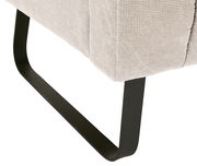 Nahaufnahme der unteren Ecke einer 2,5er-Sitzbank mit schwarzem Metallfuß und hellgrauem Stoffbezug.