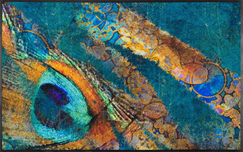 Fußmatte mit exotischem Pfauenmuster in lebendigen Blau- und Orangetönen, von oben betrachtet.