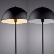 Schwarze Stehleuchte mit halbkugelförmigem Schirm und heller Innenseite, frontale Nahaufnahme des oberen Lampenteils; links eingeschaltet mit warmweißem Licht, rechts ausgeschaltet vor grauem Hintergrund