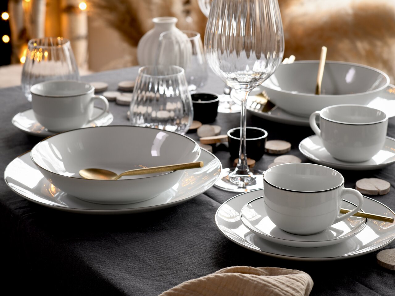 Creatable Kombiservice 30-tlg. LUNA BLACK LINE Elegantes Kombiservice 30-tlg. Luna Black L auf einem festlich gedeckten Tisch, seitliche Perspektive.