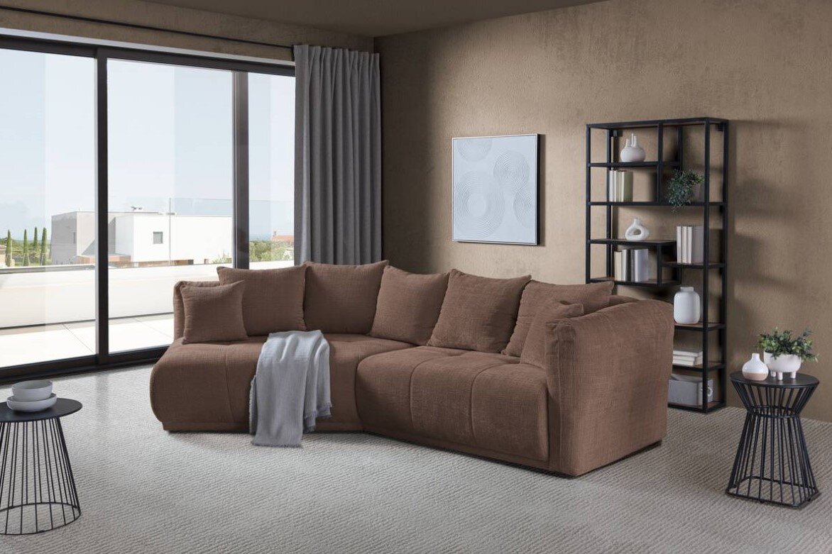 Braune Rundecke in einem modernen Wohnzimmer mit Blick auf eine Terrasse durch große Fenster.