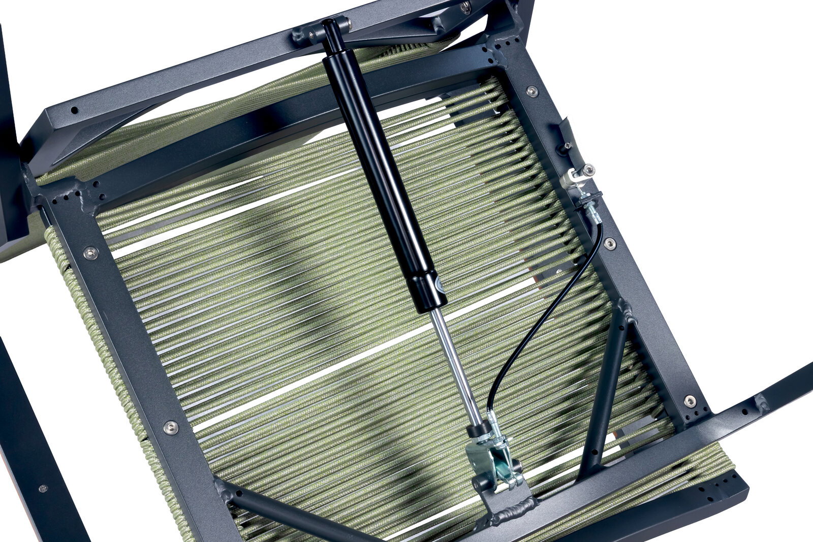 Detailansicht von unten in schräger Perspektive: schwarzer Metallrahmen mit grünem Gurtgeflecht und montierter Gasdruckfeder samt Mechanik auf weißem Hintergrund