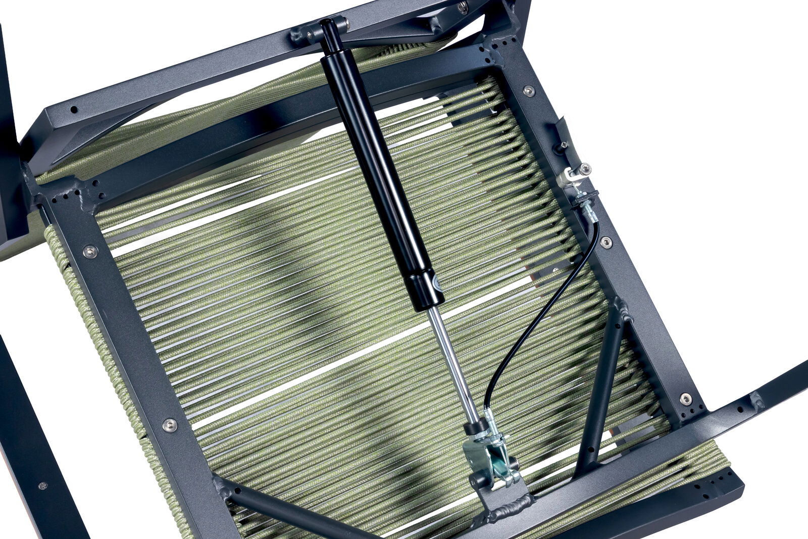 Detailansicht von unten in schräger Perspektive: schwarzer Metallrahmen mit grünem Gurtgeflecht und montierter Gasdruckfeder samt Mechanik auf weißem Hintergrund