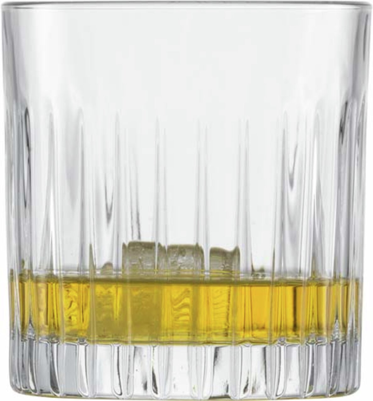 Close-up van een helder drinkglas met verticale groeven, gevuld met een gouden vloeistof en ijsblokjes.
