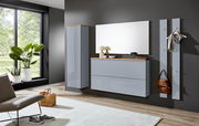 Modernes Flurmöbel-Set in Hellgrau mit Holz-Akzenten: wandhängender Schuhschrank mit zwei Klappen, hoher Hängeschrank, großer Spiegel und zwei Garderobenpaneele an dunkler Wand, gezeigt in frontaler Perspektive mit leichtem Blick von links.