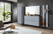 Modernes Flurmöbel-Set in Hellgrau mit Holz-Akzenten: wandhängender Schuhschrank mit zwei Klappen, hoher Hängeschrank, großer Spiegel und zwei Garderobenpaneele an dunkler Wand, gezeigt in frontaler Perspektive mit leichtem Blick von links.