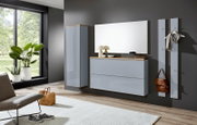 Modernes Flurmöbel-Set in Hellgrau mit Holz-Akzenten: wandhängender Schuhschrank mit zwei Klappen, hoher Hängeschrank, großer Spiegel und zwei Garderobenpaneele an dunkler Wand, gezeigt in frontaler Perspektive mit leichtem Blick von links.