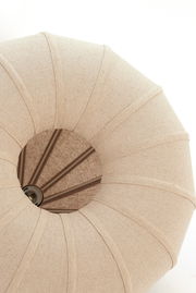 Ansicht von oben auf die Hängeleuchte ZUBEDA mit beigem Stoffschirm und spiralförmigem Design.