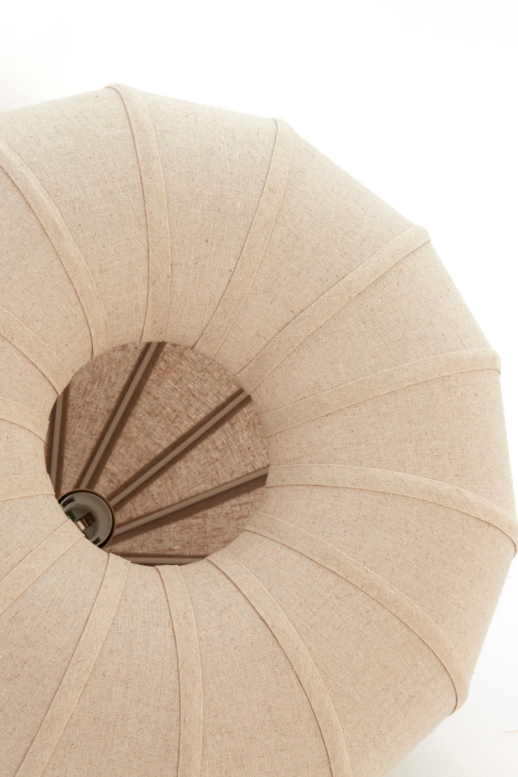 Ansicht von oben auf die Hängeleuchte ZUBEDA mit beigem Stoffschirm und spiralförmigem Design.