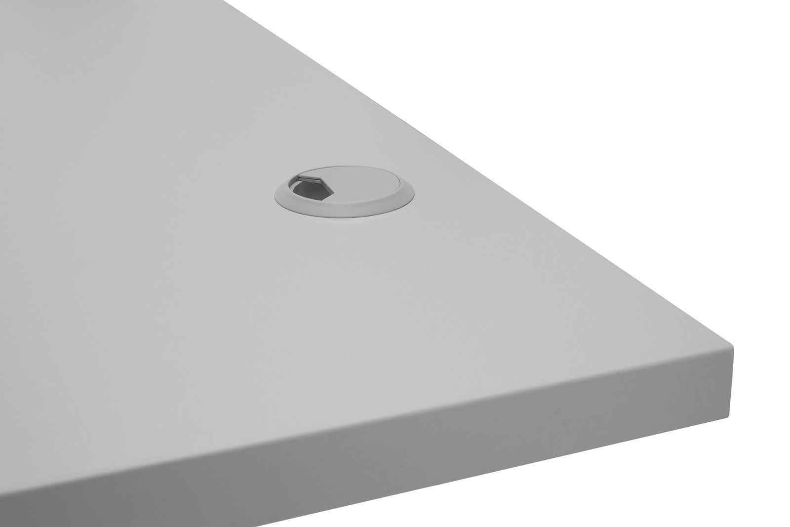 Nahaufnahme einer weißen Schreibtischplatte mit Kabeldurchlass, perspektivisch von oben rechts betrachtet.