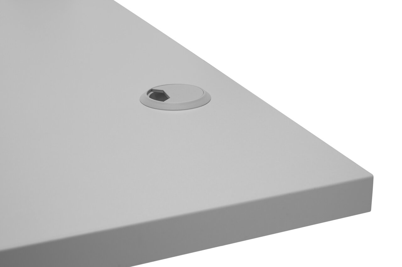 Nahaufnahme einer weißen Schreibtischplatte mit Kabeldurchlass, perspektivisch von oben rechts betrachtet.