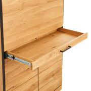 Nahaufnahme eines Sekretärs aus Holz mit ausgezogenem Schubfach, seitliche Perspektive.