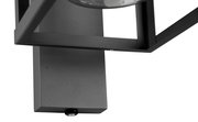 Nahaufnahme einer modernen Außen-Wandleuchte LUNGA in schwarzem Metall mit geometrischem Design, seitliche Perspektive.