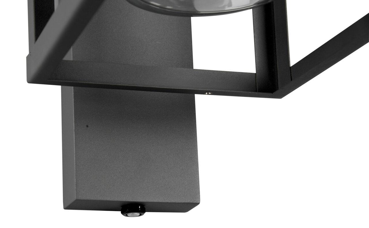 Nahaufnahme einer modernen Außen-Wandleuchte LUNGA in schwarzem Metall mit geometrischem Design, seitliche Perspektive.